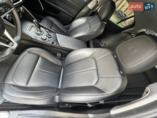 Белый Альфа Ромео Джулия, объемом двигателя 2 л и пробегом 110 тыс. км за 25000 $, фото 51 на Automoto.ua