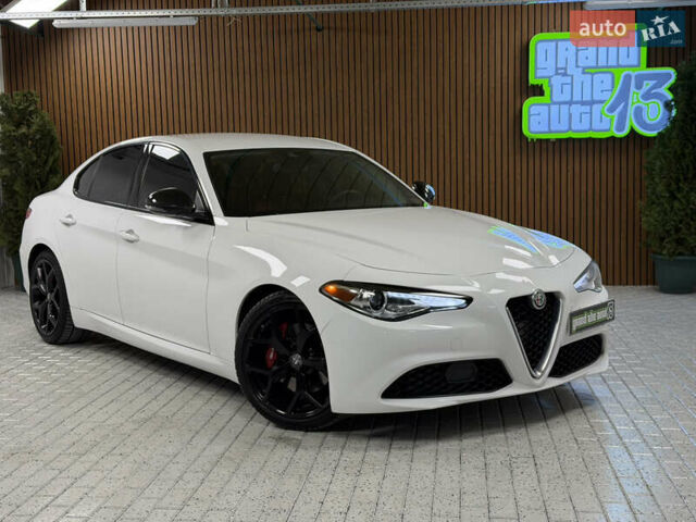 Белый Альфа Ромео Джулия, объемом двигателя 2 л и пробегом 55 тыс. км за 23000 $, фото 1 на Automoto.ua