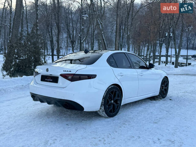 Білий Альфа Ромео Джулія, об'ємом двигуна 2 л та пробігом 40 тис. км за 22999 $, фото 136 на Automoto.ua