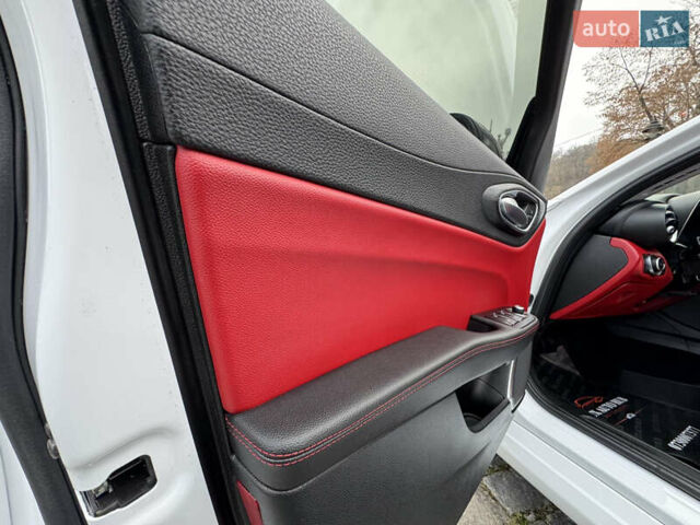 Білий Альфа Ромео Джулія, об'ємом двигуна 2 л та пробігом 40 тис. км за 22999 $, фото 39 на Automoto.ua