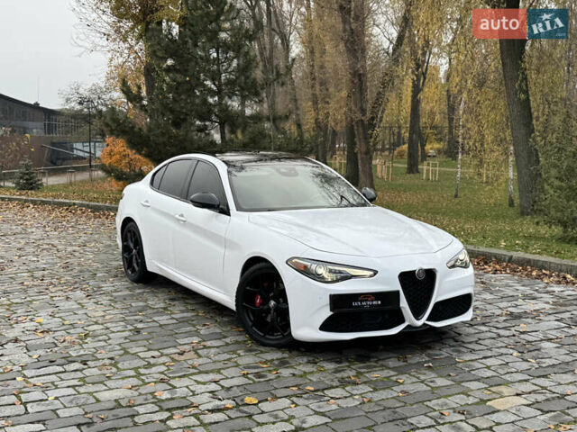 Білий Альфа Ромео Джулія, об'ємом двигуна 2 л та пробігом 40 тис. км за 22999 $, фото 56 на Automoto.ua