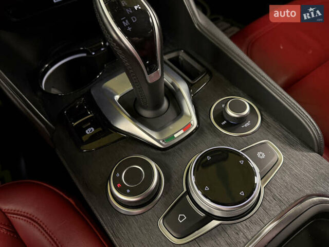 Белый Альфа Ромео Джулия, объемом двигателя 2 л и пробегом 55 тыс. км за 23000 $, фото 17 на Automoto.ua