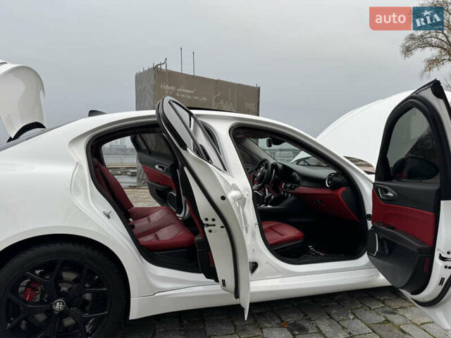 Білий Альфа Ромео Джулія, об'ємом двигуна 2 л та пробігом 40 тис. км за 22999 $, фото 106 на Automoto.ua