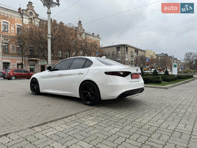 Белый Альфа Ромео Джулия, объемом двигателя 2 л и пробегом 110 тыс. км за 25000 $, фото 9 на Automoto.ua