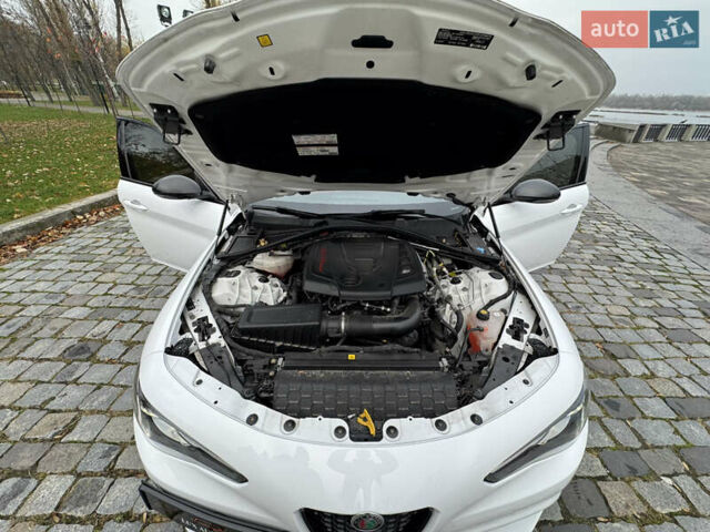 Белый Альфа Ромео Джулия, объемом двигателя 2 л и пробегом 40 тыс. км за 24999 $, фото 111 на Automoto.ua