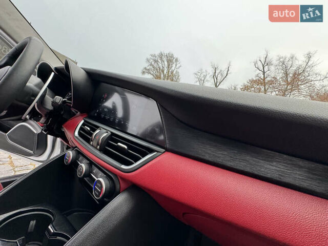 Белый Альфа Ромео Джулия, объемом двигателя 2 л и пробегом 40 тыс. км за 24999 $, фото 120 на Automoto.ua