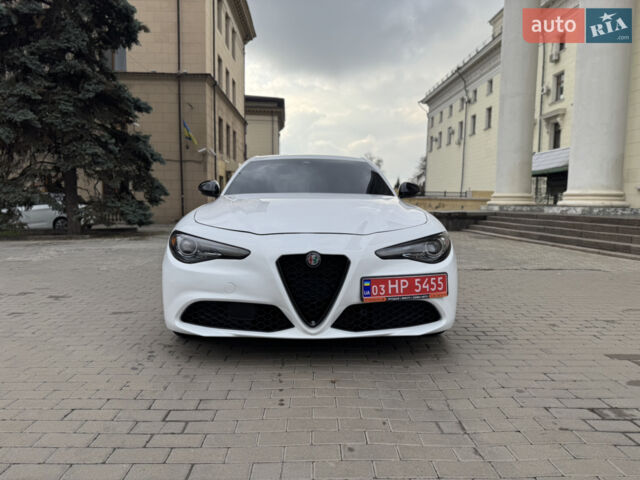 Білий Альфа Ромео Джулія, об'ємом двигуна 2 л та пробігом 110 тис. км за 19000 $, фото 2 на Automoto.ua