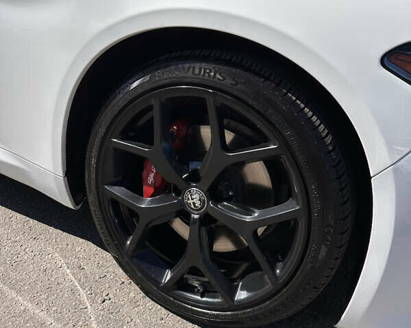 Белый Альфа Ромео Джулия, объемом двигателя 2 л и пробегом 45 тыс. км за 29000 $, фото 9 на Automoto.ua