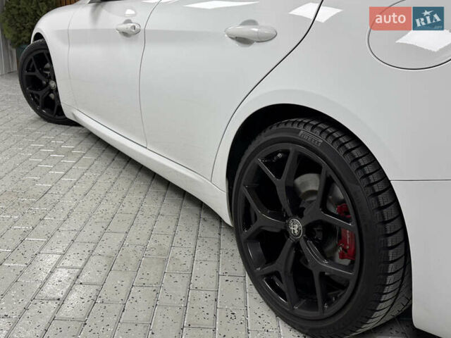 Белый Альфа Ромео Джулия, объемом двигателя 2 л и пробегом 55 тыс. км за 23000 $, фото 41 на Automoto.ua