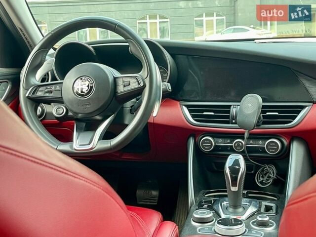 Білий Альфа Ромео Джулія, об'ємом двигуна 2 л та пробігом 74 тис. км за 21500 $, фото 7 на Automoto.ua