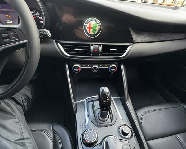 Белый Альфа Ромео Джулия, объемом двигателя 2 л и пробегом 110 тыс. км за 25000 $, фото 55 на Automoto.ua