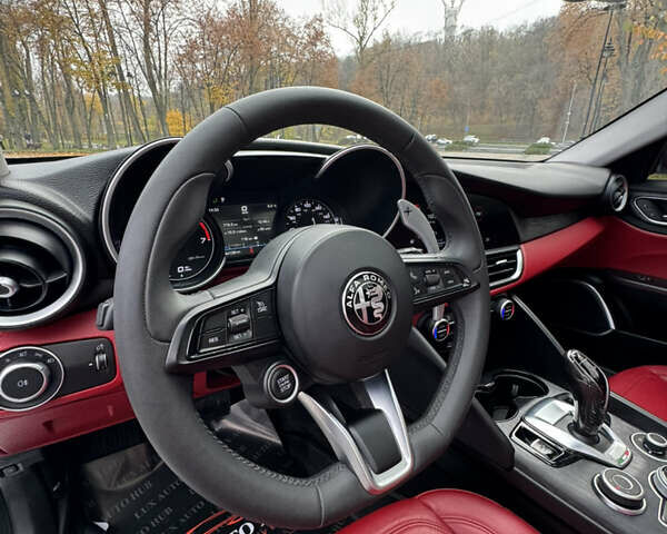 Белый Альфа Ромео Джулия, объемом двигателя 2 л и пробегом 40 тыс. км за 24999 $, фото 9 на Automoto.ua