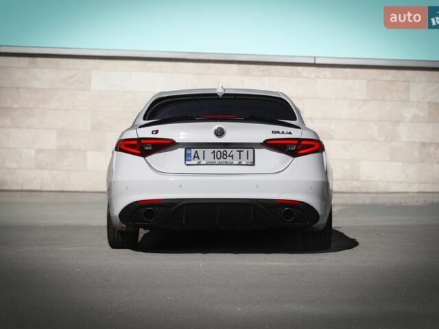 Белый Альфа Ромео Джулия, объемом двигателя 2 л и пробегом 82 тыс. км за 23800 $, фото 2 на Automoto.ua