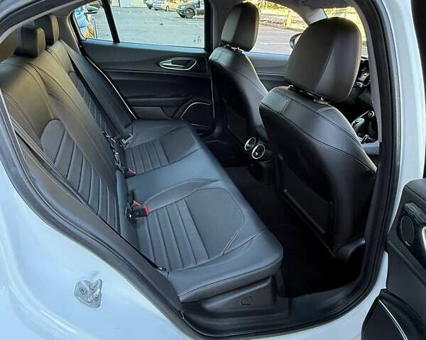 Белый Альфа Ромео Джулия, объемом двигателя 2 л и пробегом 47 тыс. км за 28500 $, фото 16 на Automoto.ua