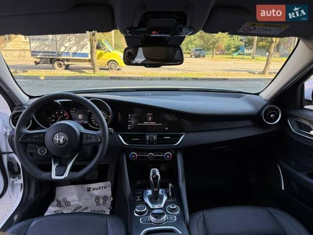 Белый Альфа Ромео Джулия, объемом двигателя 2 л и пробегом 47 тыс. км за 28500 $, фото 20 на Automoto.ua