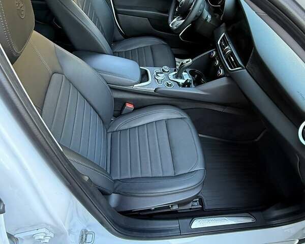 Белый Альфа Ромео Джулия, объемом двигателя 2 л и пробегом 47 тыс. км за 28500 $, фото 15 на Automoto.ua