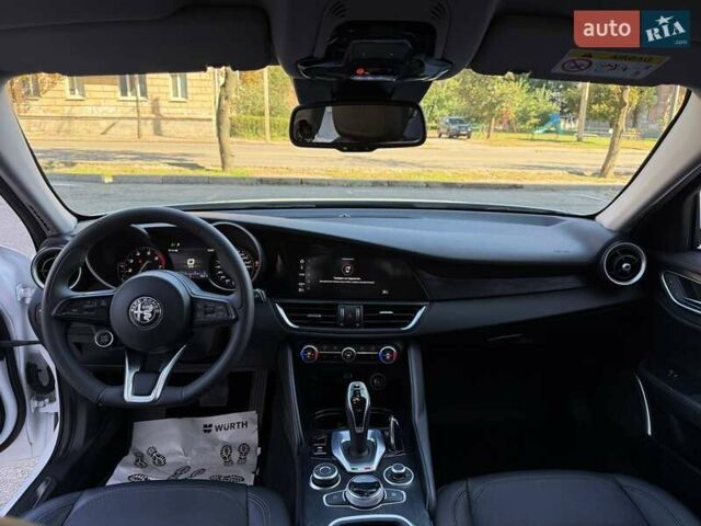 Белый Альфа Ромео Джулия, объемом двигателя 2 л и пробегом 47 тыс. км за 28500 $, фото 18 на Automoto.ua