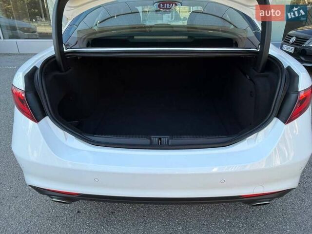 Белый Альфа Ромео Джулия, объемом двигателя 2 л и пробегом 47 тыс. км за 28500 $, фото 9 на Automoto.ua