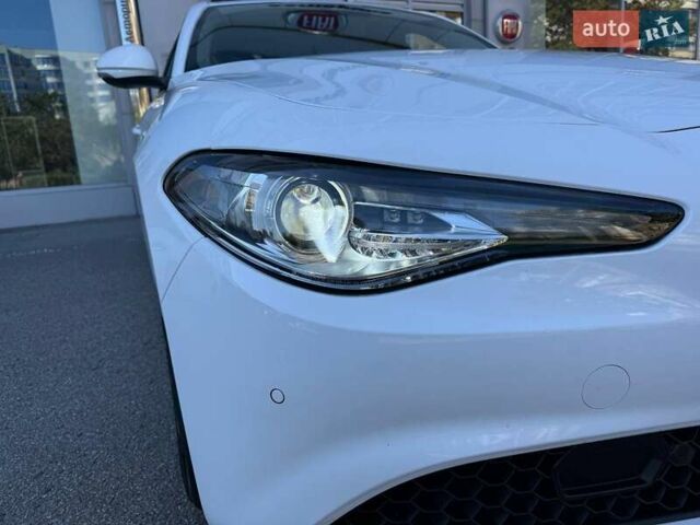Белый Альфа Ромео Джулия, объемом двигателя 2 л и пробегом 47 тыс. км за 28500 $, фото 13 на Automoto.ua