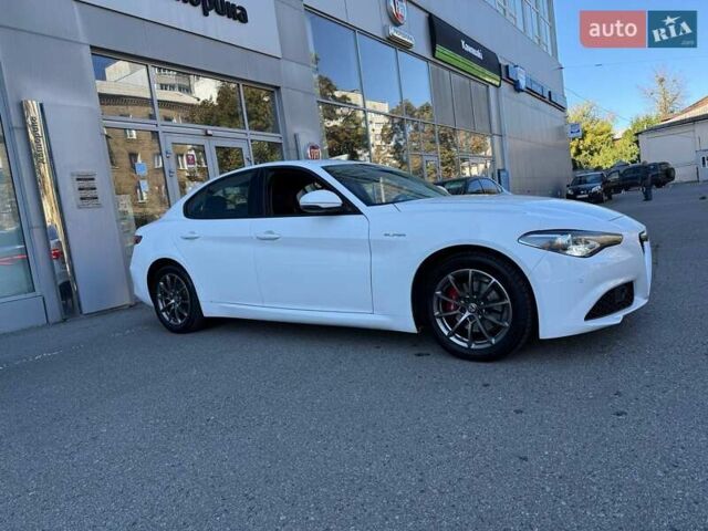 Белый Альфа Ромео Джулия, объемом двигателя 2 л и пробегом 47 тыс. км за 28500 $, фото 10 на Automoto.ua