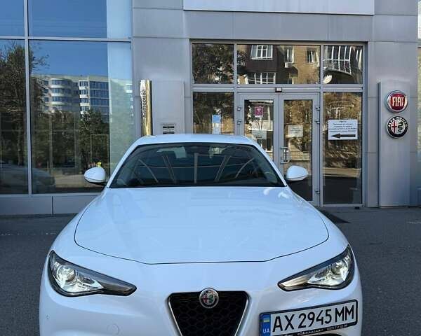 Белый Альфа Ромео Джулия, объемом двигателя 2 л и пробегом 47 тыс. км за 28500 $, фото 6 на Automoto.ua
