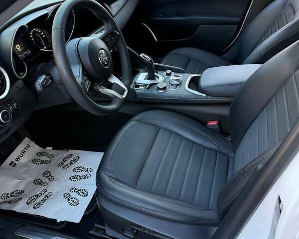 Белый Альфа Ромео Джулия, объемом двигателя 2 л и пробегом 47 тыс. км за 28500 $, фото 14 на Automoto.ua