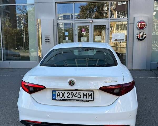 Белый Альфа Ромео Джулия, объемом двигателя 2 л и пробегом 47 тыс. км за 28500 $, фото 7 на Automoto.ua