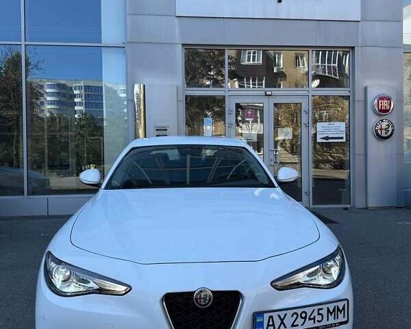 Белый Альфа Ромео Джулия, объемом двигателя 2 л и пробегом 47 тыс. км за 28500 $, фото 5 на Automoto.ua