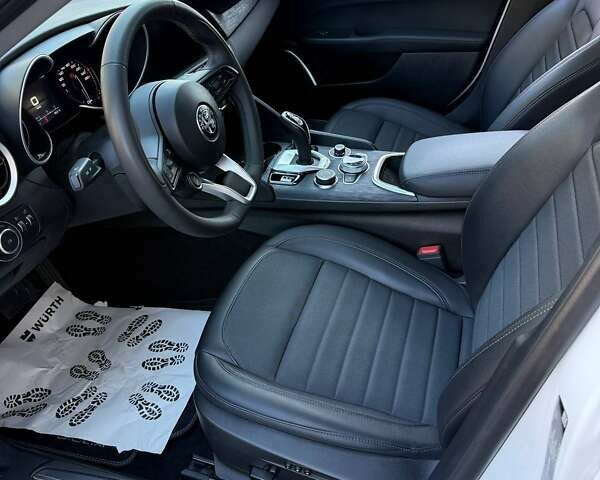 Белый Альфа Ромео Джулия, объемом двигателя 2 л и пробегом 47 тыс. км за 28500 $, фото 17 на Automoto.ua