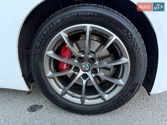 Белый Альфа Ромео Джулия, объемом двигателя 2 л и пробегом 47 тыс. км за 28500 $, фото 21 на Automoto.ua