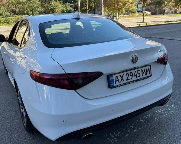 Белый Альфа Ромео Джулия, объемом двигателя 2 л и пробегом 47 тыс. км за 28500 $, фото 11 на Automoto.ua