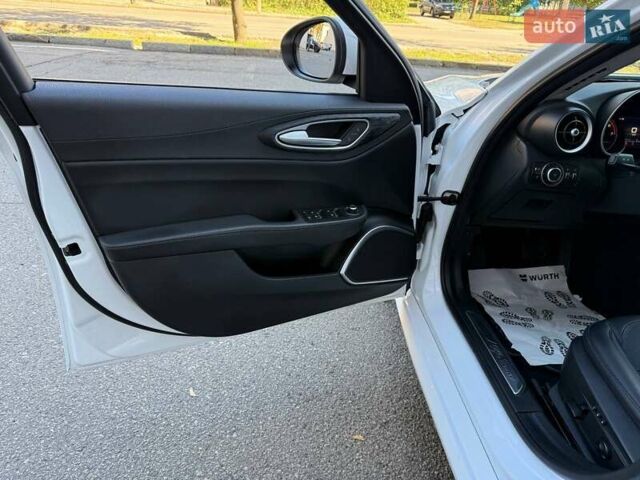 Белый Альфа Ромео Джулия, объемом двигателя 2 л и пробегом 47 тыс. км за 28500 $, фото 1 на Automoto.ua