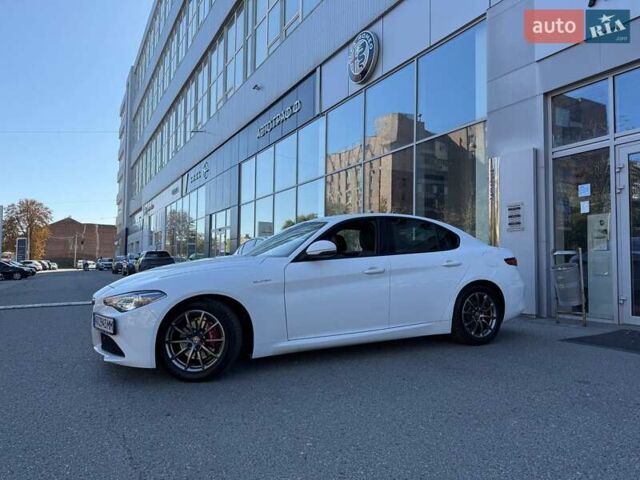 Белый Альфа Ромео Джулия, объемом двигателя 2 л и пробегом 47 тыс. км за 28500 $, фото 2 на Automoto.ua