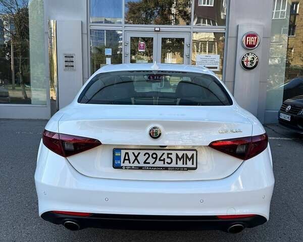 Белый Альфа Ромео Джулия, объемом двигателя 2 л и пробегом 47 тыс. км за 28500 $, фото 8 на Automoto.ua