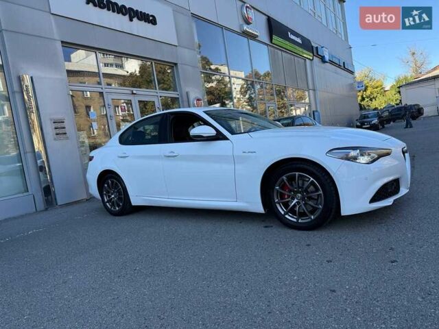 Белый Альфа Ромео Джулия, объемом двигателя 2 л и пробегом 47 тыс. км за 28500 $, фото 4 на Automoto.ua