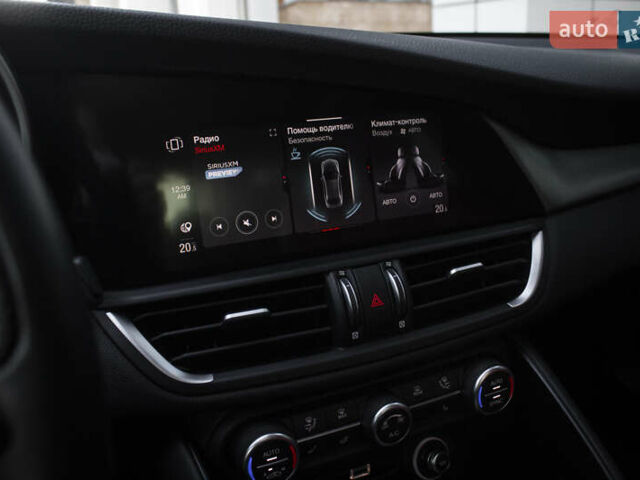 Белый Альфа Ромео Джулия, объемом двигателя 2 л и пробегом 28 тыс. км за 25000 $, фото 16 на Automoto.ua