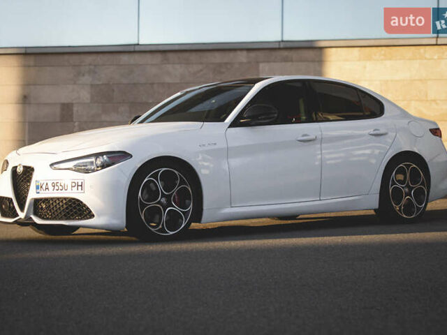 Белый Альфа Ромео Джулия, объемом двигателя 2 л и пробегом 28 тыс. км за 25000 $, фото 6 на Automoto.ua