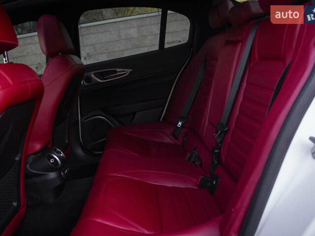 Белый Альфа Ромео Джулия, объемом двигателя 2 л и пробегом 28 тыс. км за 25000 $, фото 12 на Automoto.ua