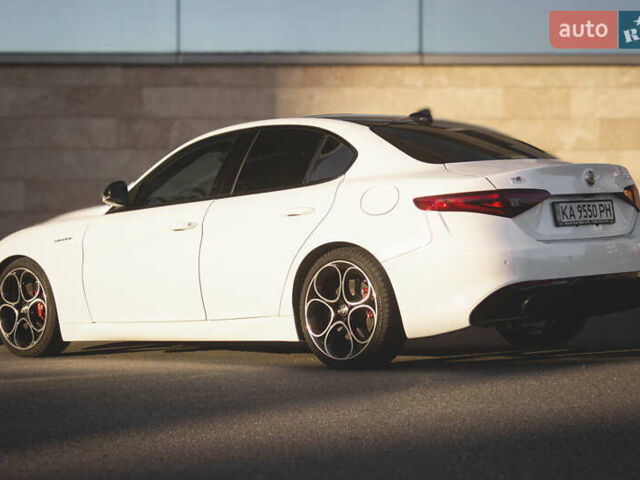 Белый Альфа Ромео Джулия, объемом двигателя 2 л и пробегом 28 тыс. км за 25000 $, фото 4 на Automoto.ua