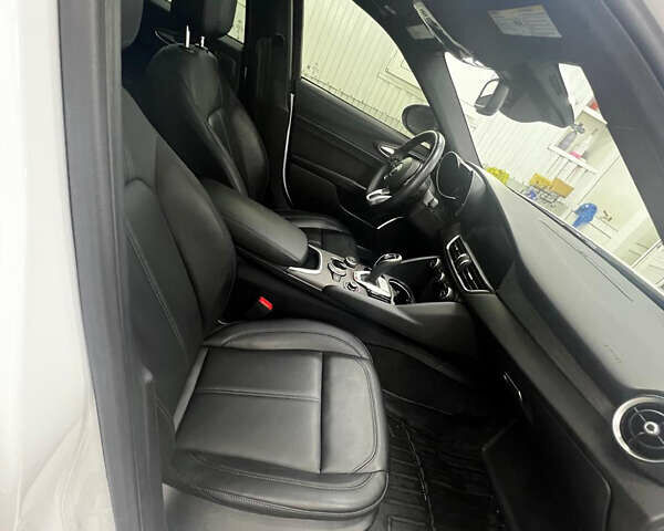 Белый Альфа Ромео Джулия, объемом двигателя 2 л и пробегом 35 тыс. км за 30000 $, фото 17 на Automoto.ua