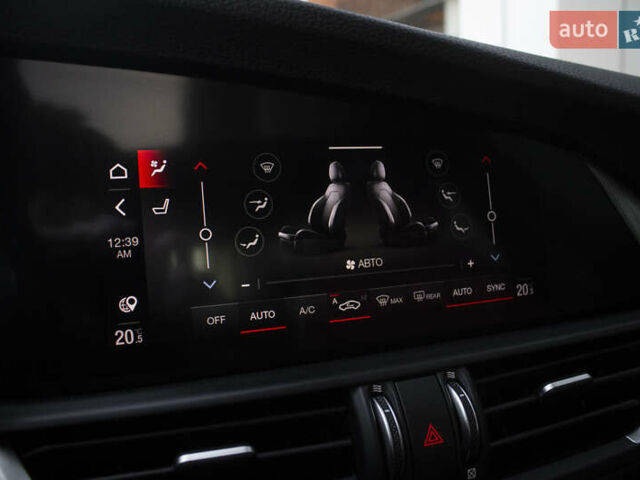 Белый Альфа Ромео Джулия, объемом двигателя 2 л и пробегом 28 тыс. км за 25000 $, фото 19 на Automoto.ua