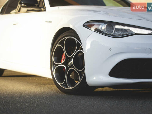 Белый Альфа Ромео Джулия, объемом двигателя 2 л и пробегом 28 тыс. км за 25000 $, фото 8 на Automoto.ua