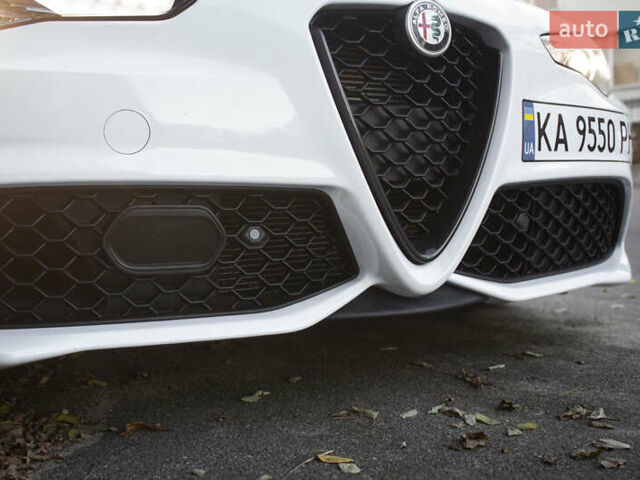 Белый Альфа Ромео Джулия, объемом двигателя 2 л и пробегом 28 тыс. км за 25000 $, фото 43 на Automoto.ua