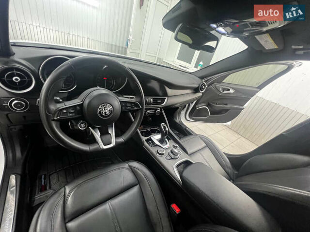 Белый Альфа Ромео Джулия, объемом двигателя 2 л и пробегом 35 тыс. км за 30000 $, фото 12 на Automoto.ua