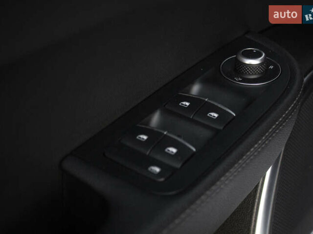 Белый Альфа Ромео Джулия, объемом двигателя 2 л и пробегом 28 тыс. км за 25000 $, фото 32 на Automoto.ua