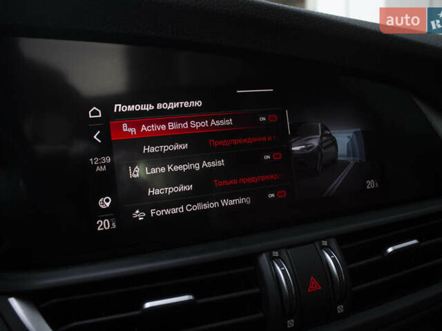 Белый Альфа Ромео Джулия, объемом двигателя 2 л и пробегом 28 тыс. км за 25000 $, фото 17 на Automoto.ua