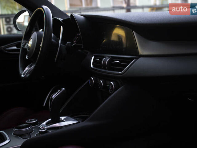 Белый Альфа Ромео Джулия, объемом двигателя 2 л и пробегом 28 тыс. км за 25000 $, фото 23 на Automoto.ua