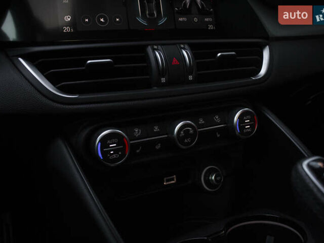 Белый Альфа Ромео Джулия, объемом двигателя 2 л и пробегом 28 тыс. км за 25000 $, фото 20 на Automoto.ua