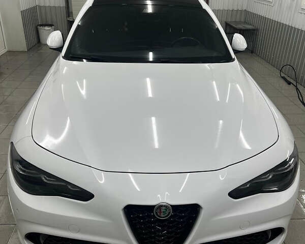 Белый Альфа Ромео Джулия, объемом двигателя 2 л и пробегом 35 тыс. км за 30000 $, фото 1 на Automoto.ua