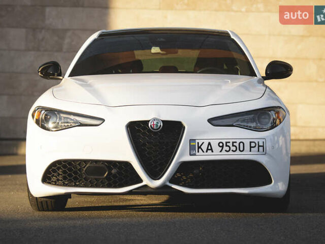 Белый Альфа Ромео Джулия, объемом двигателя 2 л и пробегом 28 тыс. км за 25000 $, фото 7 на Automoto.ua